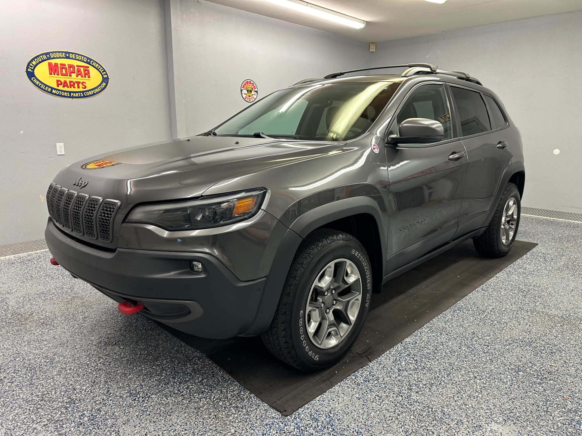 photo of 2019 Jeep Cherokee TrailHawk Elite 4WD Loaded Extra Clean!!!
